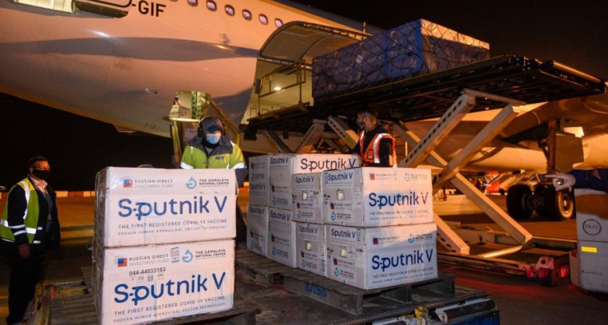Vacunas: llegaron 500 mil dosis más de Sputnik V y ya son más de 12,6 millones en el país