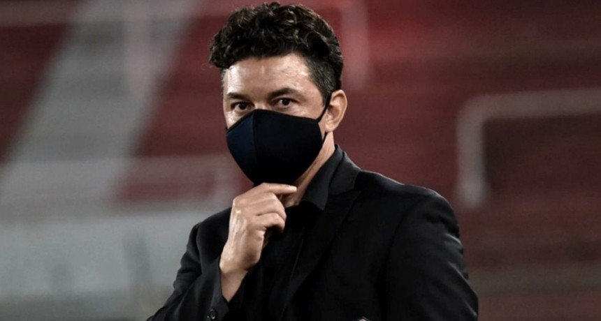 River, muy diezmado y con un jugador de campo al arco, va por el milagro ante Santa Fe