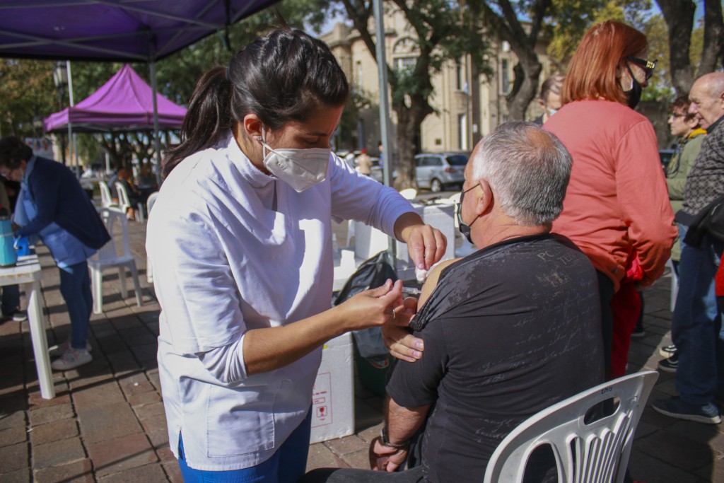La Secretaría de Salud aplicó más de 1.100 vacunas antigripales a vecinos en la plaza Eduardo Costa