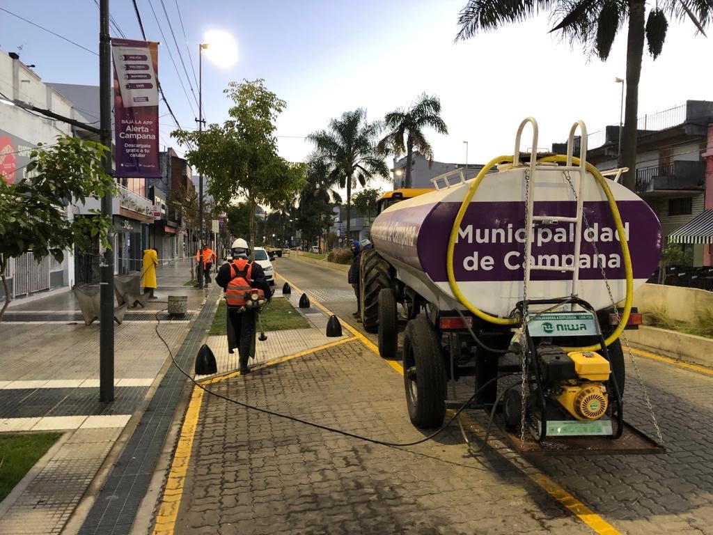 El Municipio realiza la limpieza integral de las veredas de la avenida Rocca