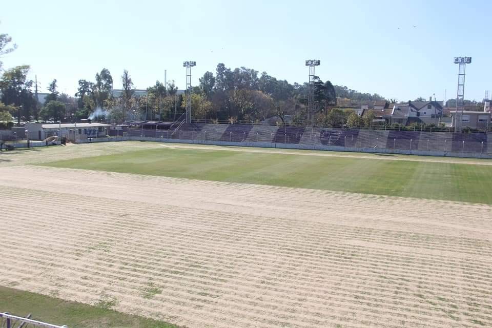 El campo de juego del Estadio de Villa Dálmine está siendo resembrado