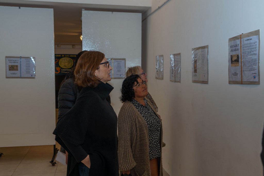 En el Edificio 6 de Julio, se inauguró la muestra “Postales y Palabras”