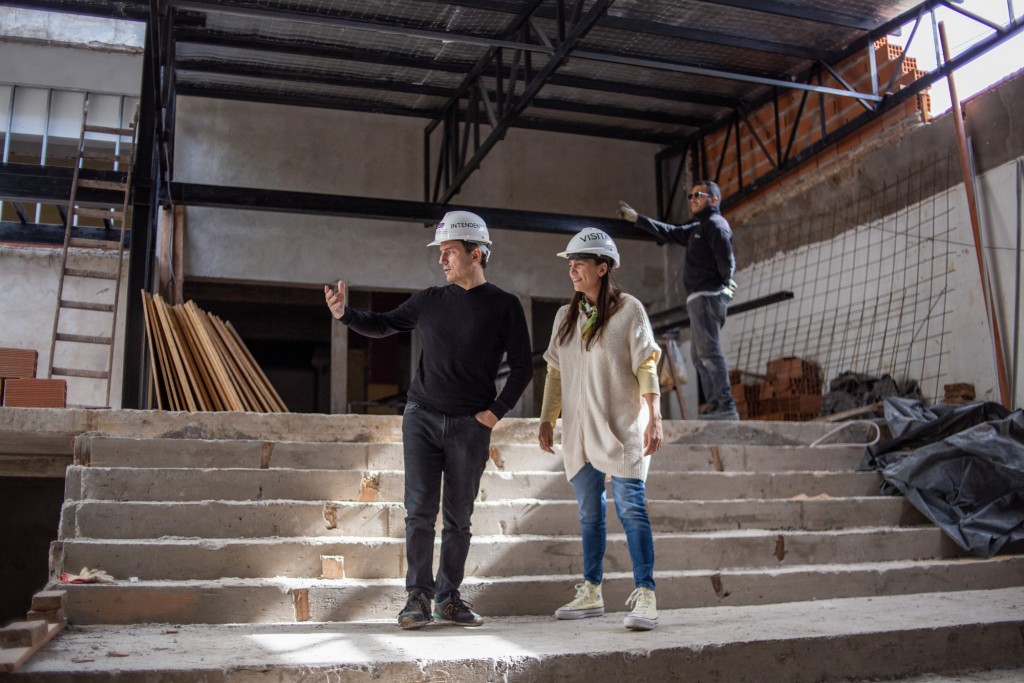 El Intendente y Elisa Abella supervisaron el avance de la remodelación del Teatro Pedro Barbero