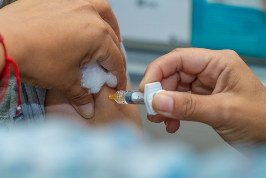 La Secretaría de Salud continúa aplicando la vacuna contra la gripe