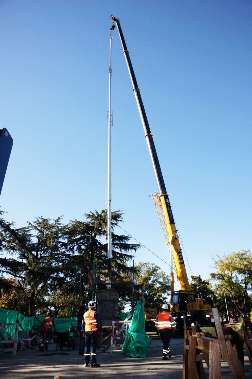 En un importante operativo, se montó el nuevo mástil en la Plaza Eduardo Costa