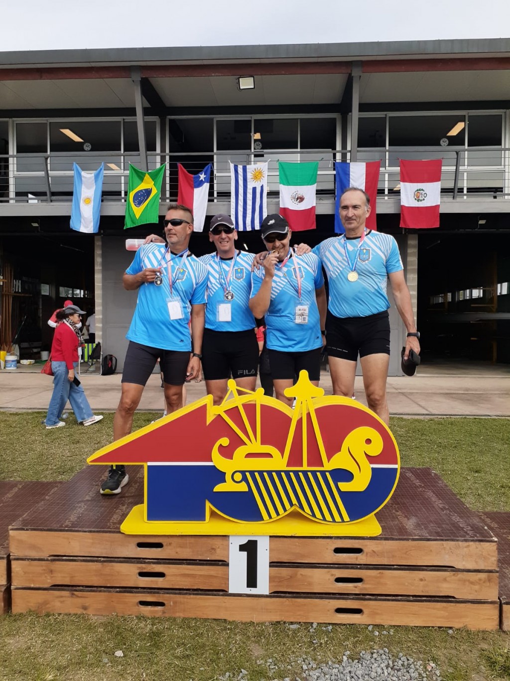 Los chicos de remo del Campana Boat Club en el sudamericano Remo Master