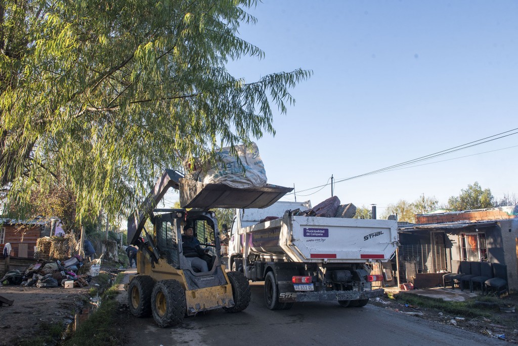 Con más de 50 equipos, el Municipio desplegó un mega operativo de limpieza en San Cayetano