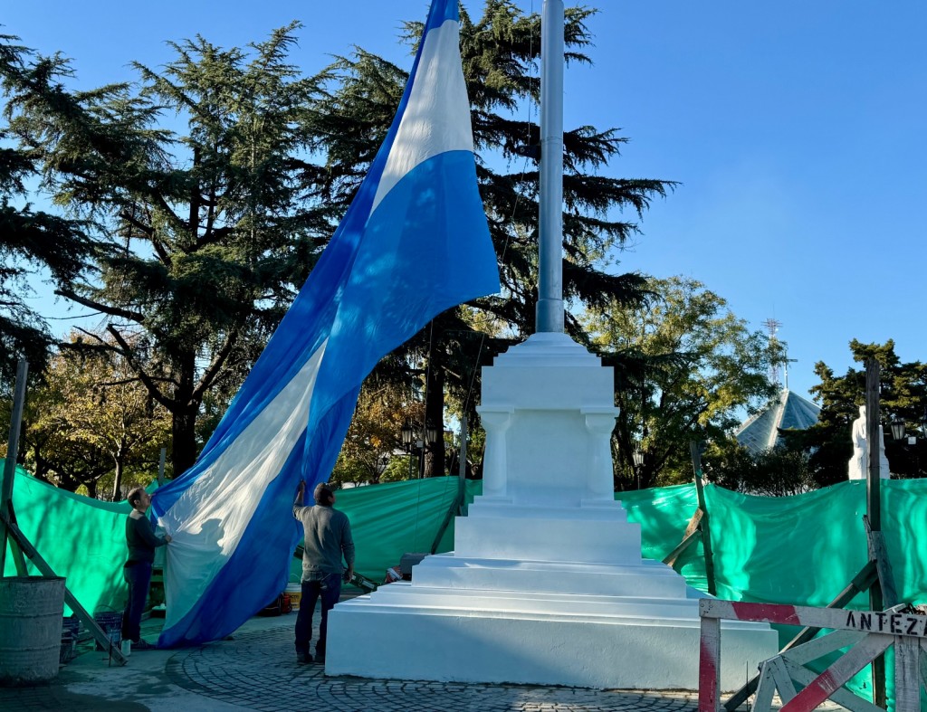 La bandera nacional ya flamea en el nuevo mástil de la Plaza Eduardo Costa