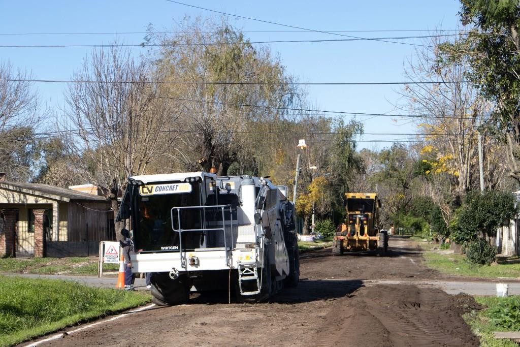 Barrio 9 de Julio: Abella supervisó el inicio de nuevas obras de asfalto