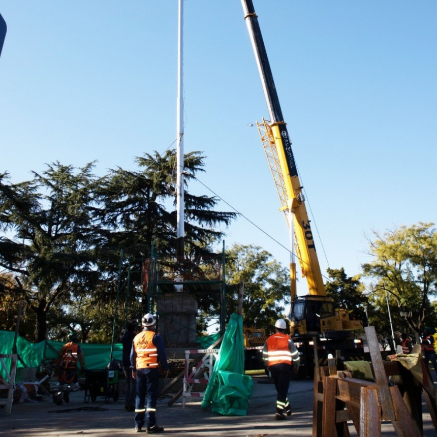 En un importante operativo, se montó el nuevo mástil en la Plaza Eduardo Costa