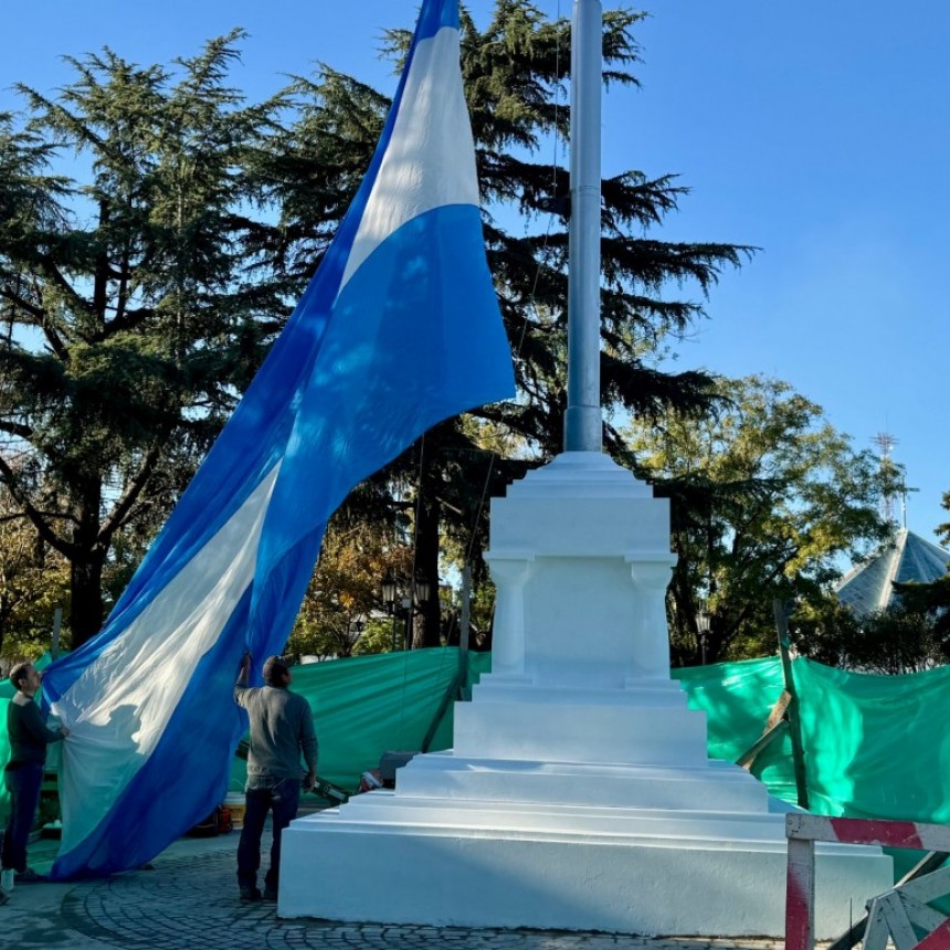 La bandera nacional ya flamea en el nuevo mástil de la Plaza Eduardo Costa