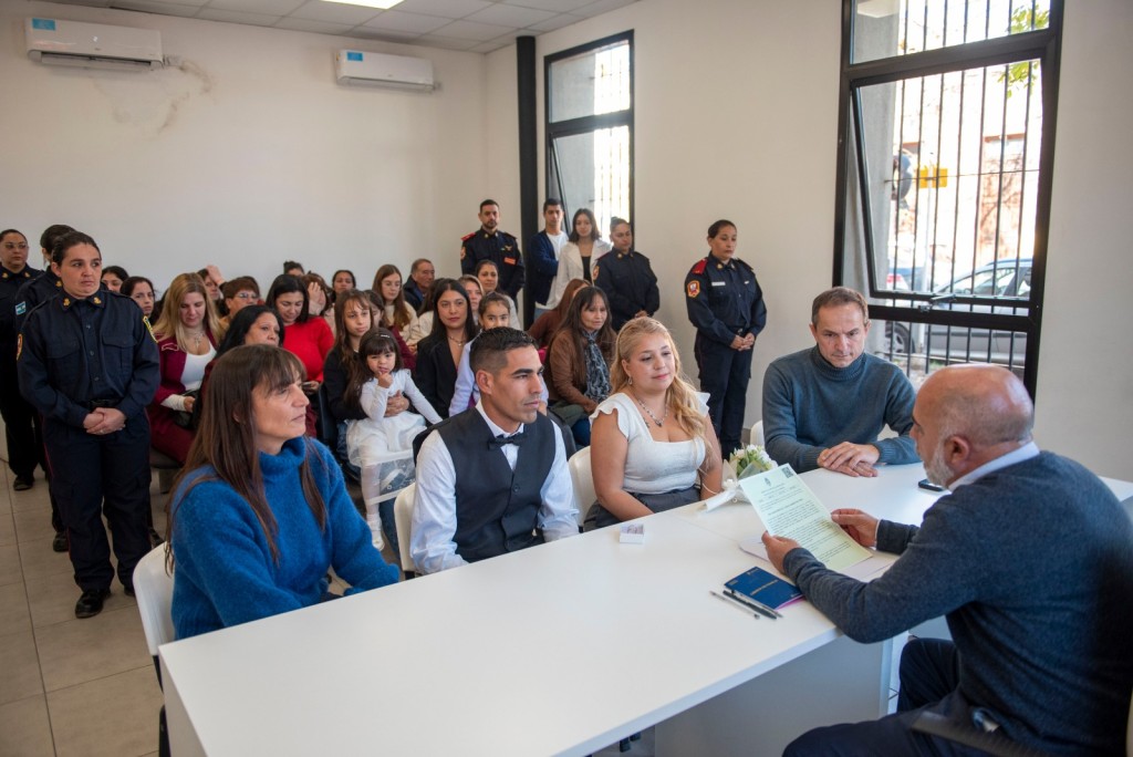 Del cuartel al Registro Civil: dos bomberos dieron el &ldquo;si&rdquo; y eligieron al Intendente y Elisa Abella como testigos