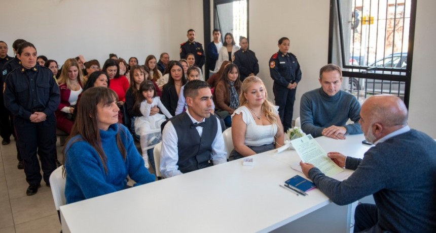 Del cuartel al Registro Civil: dos bomberos dieron el &ldquo;si&rdquo; y eligieron al Intendente y Elisa Abella como testigos