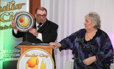 EL ARTISTA DOMINGO R&Iacute;OS ENTREGO UNA OBRA CREADA ESPECIALMENTE PARA RADIO CITY CAMPANA