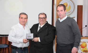EL CLUB VILLA DALMINE RECONOCI?&rsquo; A RADIO CITY CAMPANA EN SUS 25 A&Ntilde;OS
