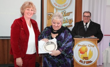 RADIO CITY CAMPANA RECIBI?&rsquo; UNA PLAQUETA DE LA COMISI?&rsquo;N DIOCESANA Z�RATE CAMPANA