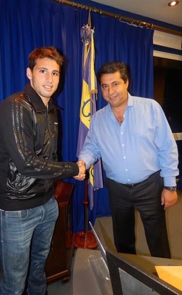 El delantero Jonathan Calleri firm&oacute; su contrato con Boca 