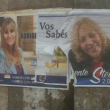 UN VECINO NOS HIZO LLEGAR ESTA FOTO DE LOS AFICHES POLITICOS