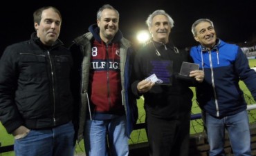 EL CLUB VILLA D�LMINE ENTREG?&rsquo; RECONOCIMIENTO A JUAN SAJN�N