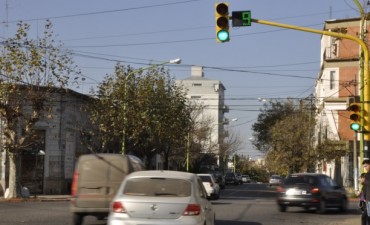 Seguridad vial:  El Municipio coloca segunderos regresivos en los sem&aacute;foros