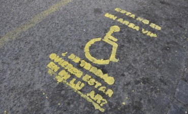 Se&ntilde;alizan la v&iacute;a p&uacute;blica para concientizar sobre el respeto a las rampas para discapacitados 
