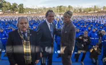 Scioli tom&oacute; juramento a la Bandera a 18 mil polic&iacute;as  