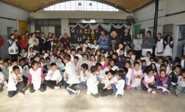 El Municipio realiz&oacute; el cambio total del piso del Sal&oacute;n de usos M&uacute;ltiples y Acceso de la Escuela N&deg; 20