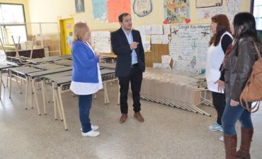 El Intendente entreg&oacute; mobiliario a la Escuela Primaria N&ordm; 22