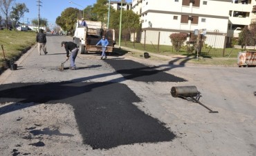 Cuadrillas municipales realizaron trabajos de bacheo en distintos barrios de la ciudad
