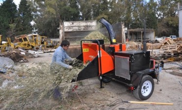 Capacitan a personal municipal para utilizar una m&aacute;quina chipeadora que reduce el tiempo en los trabajos de poda