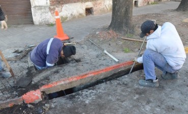 Limpian y reparan bocas de tormenta en Belgrano y Dellepiane 