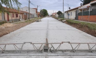 &ldquo;Tras cuatro meses de lucha logramos que la obra est&eacute; casi terminada&rdquo;, dijo Abella sobre la pavimentaci&oacute;n de la calle Crosio 