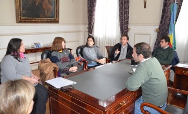 El intendente Abella recibi&oacute; a representantes de la asociaci&oacute;n civil &ldquo;De puertas abiertas&rdquo;