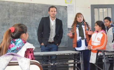 El Intendente visit&oacute; la EP N&ordm;20 y prometi&oacute; ayuda   