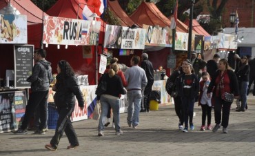 Los vecinos ya pueden disfrutar de la feria itinerante &ldquo;Sabores del Mundo&rdquo; 