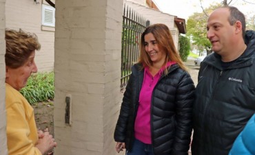 En un nuevo timbreo de gesti&oacute;n, funcionarios y voluntarios visitaron a vecinos del centro 
