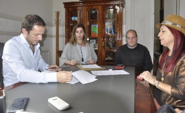 Firman un convenio para que estudiantes realicen pasant&iacute;as en el Municipio