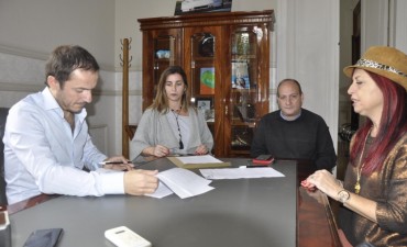 Firman un convenio para que estudiantes realicen pasant&iacute;as en el Municipio