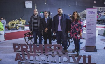 Sal&oacute;n del Autom&oacute;vil: el Intendente visit&oacute; el stand de Campana donde se exhibe el 1er Autom&oacute;vil Argentino