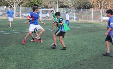 Chicos de la Escuela de F&uacute;tbol Municipal del barrio Santa Luc&iacute;a participaron de un encuentro amistoso