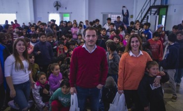 Cien chicos de La Josefa recibieron kits escolares en el marco del programa Soy Joven