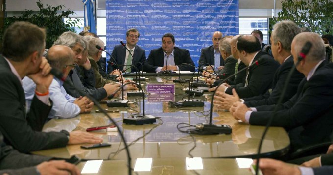 Gremios rechazaron propuesta y el Gobierno fij&oacute; nuevo salario