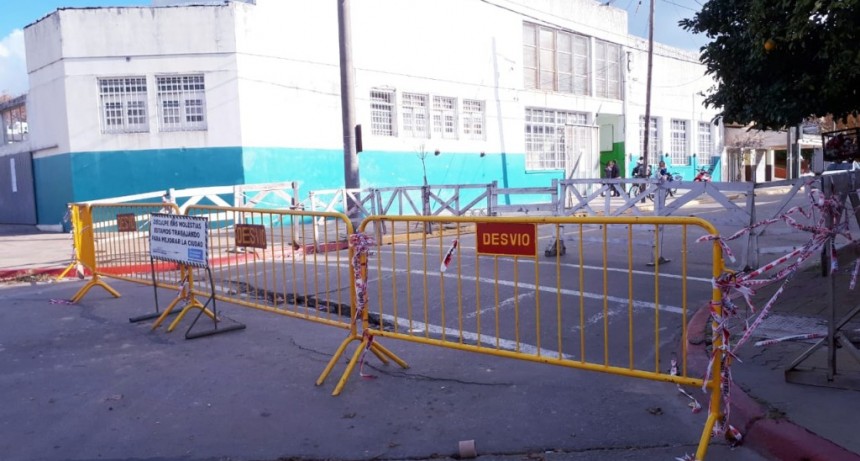 El Municipio repara el pavimento hundido en la esquina de Estrada y Paso