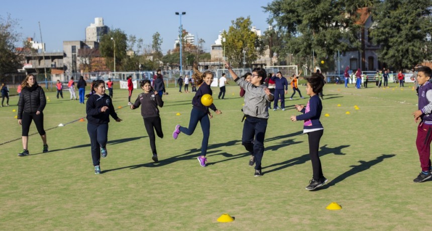 M&aacute;s de 600 chicos se sumaron a un encuentro intercolegial de handball