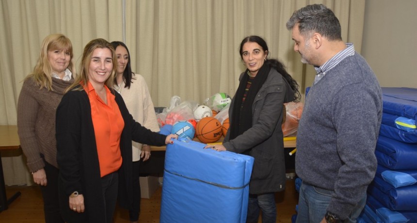 El Municipio entreg&oacute; material deportivo a la Escuela de Educaci&oacute;n T&eacute;cnica N&deg;2