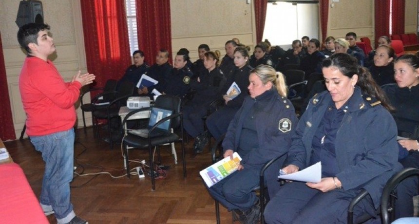 Agentes policiales participaron de un taller de sensibilizaci&oacute;n en diversidad sexual e identidades de g&eacute;nero