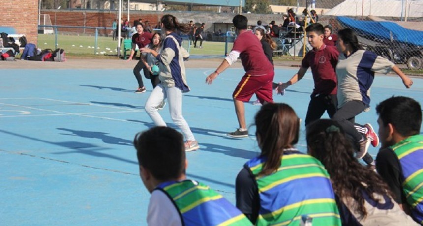 Estudiantes de escuelas secundarias participaron de un encuentro intercolegial de handball