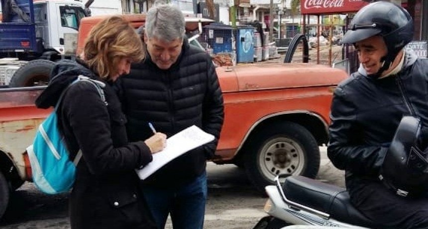 Vecinos firman en apoyo a la baja del combustible