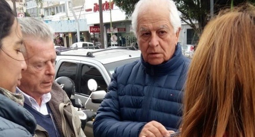 Vecinos firman en apoyo a la baja del combustible