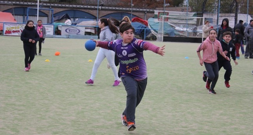 Estudiantes de escuelas primarias participaron de un nuevo intercolegial de handball